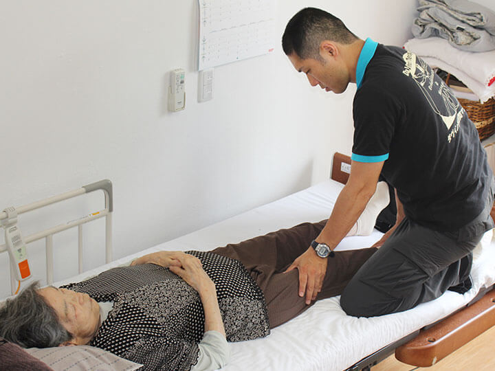 痛みの程度や体の状態を最初に確認